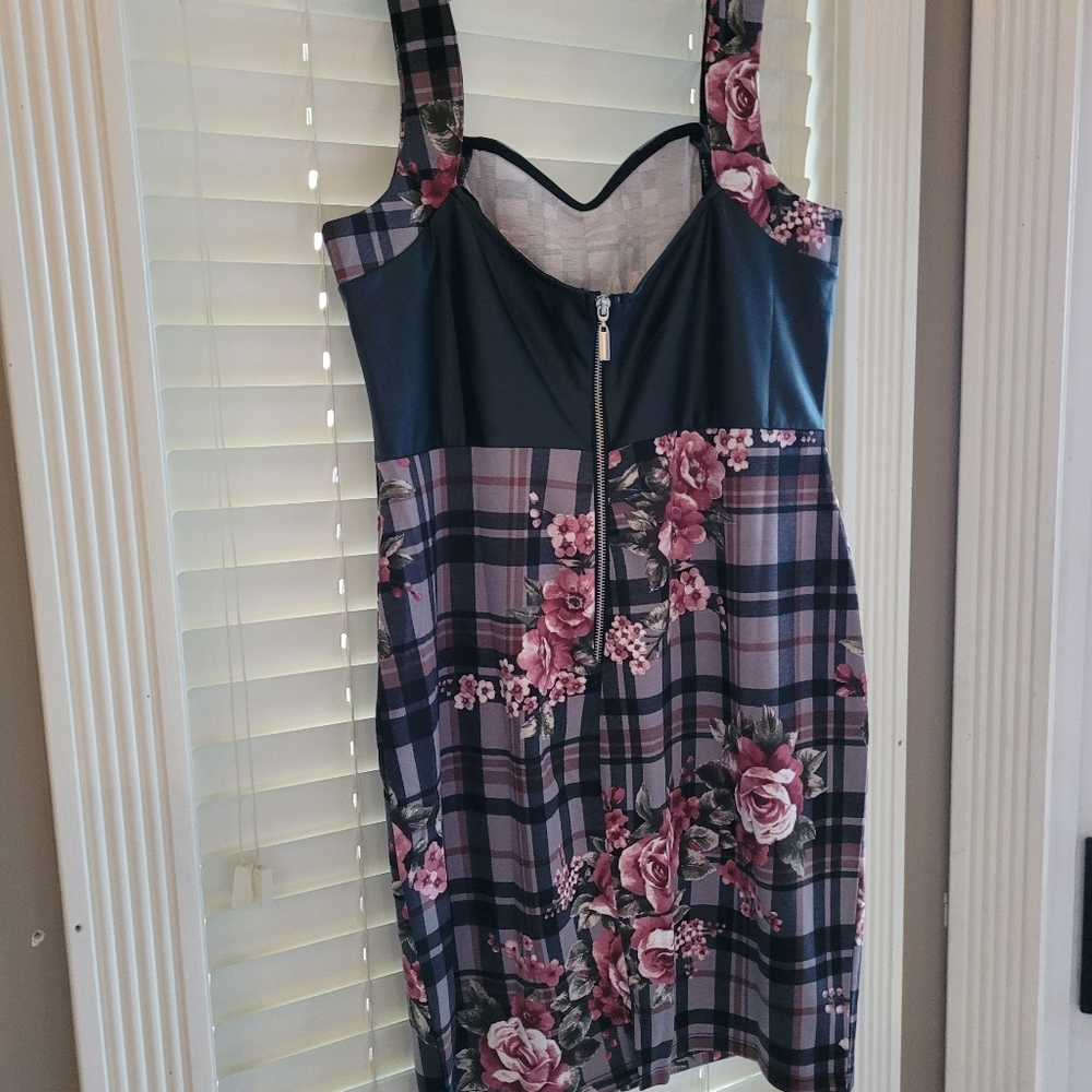 Ladies knee length beautiful dress. Brand New, all Venus clothing have no tags